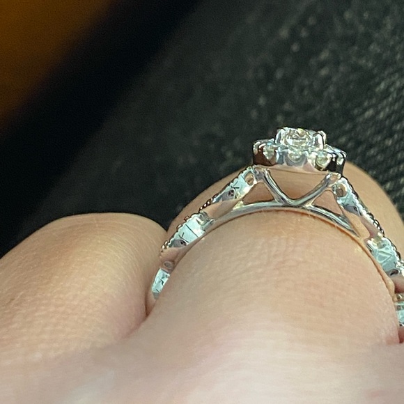 Oval halo engagement ring - Picture 5 of 6